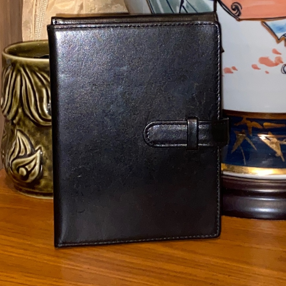 Banana Republic bifold tall men’s leather card passport holder travel wallet